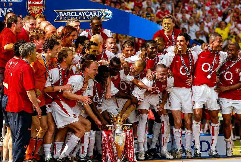 Arsenal Invincibles vô địch Premier League 2003/04 với thành tích 26 thắng, 12 hòa và không thua trận nào