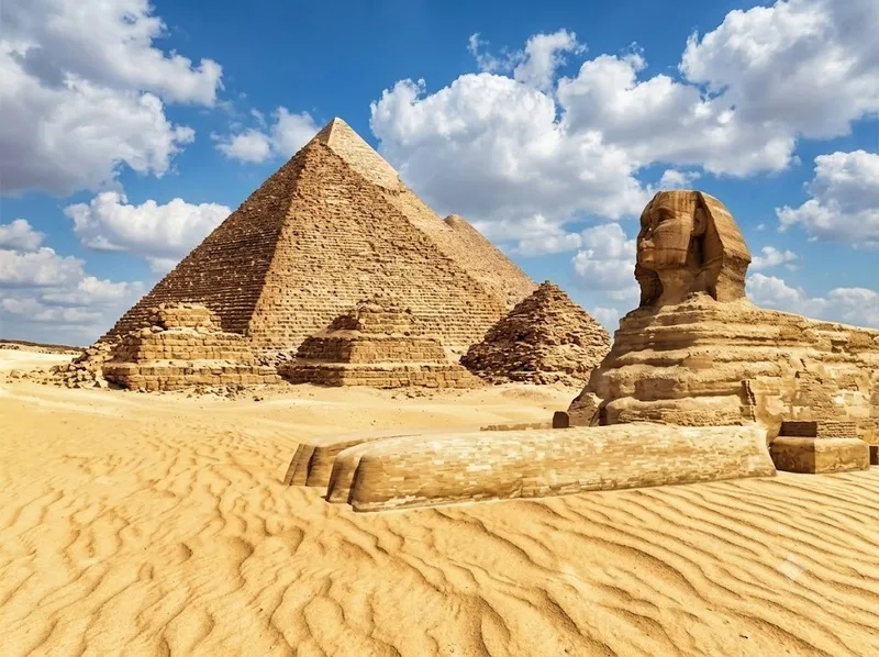 Kim tự tháp Giza là kỳ quan duy nhất còn tồn tại trong danh sách 7 kỳ quan thế giới cổ đại, biểu tượng cho kỹ thuật Ai Cập cổ.