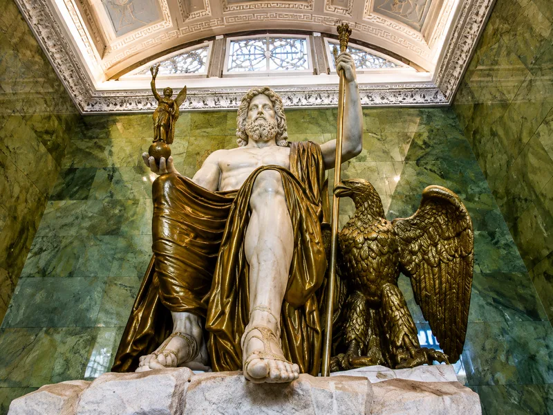 Tượng thần Zeus và Đền Artemis thể hiện sự kết hợp giữa nghệ thuật, tín ngưỡng và kiến trúc trong 7 kỳ quan của thế giới cổ đại.