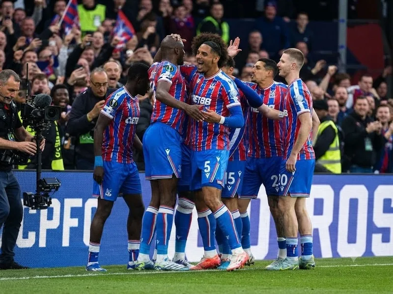 Lối chơi chuyển trạng thái nhanh và phòng ngự tổ chức giúp Crystal Palace tạo khó khăn cho nhiều đối thủ mạnh.