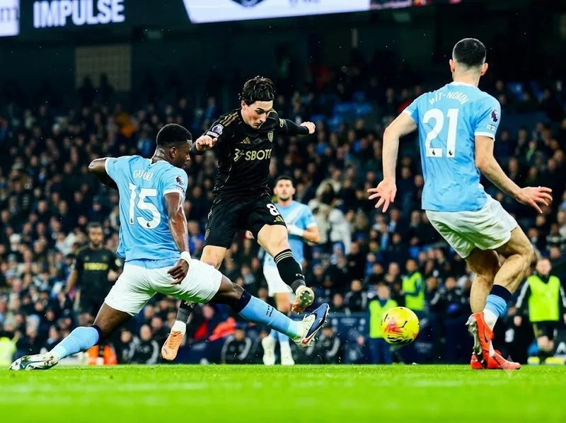 Câu lạc bộ bóng đá Manchester City nổi bật với kiểm soát bóng, tổ chức vị trí và phản pressing ngay sau khi mất bóng.